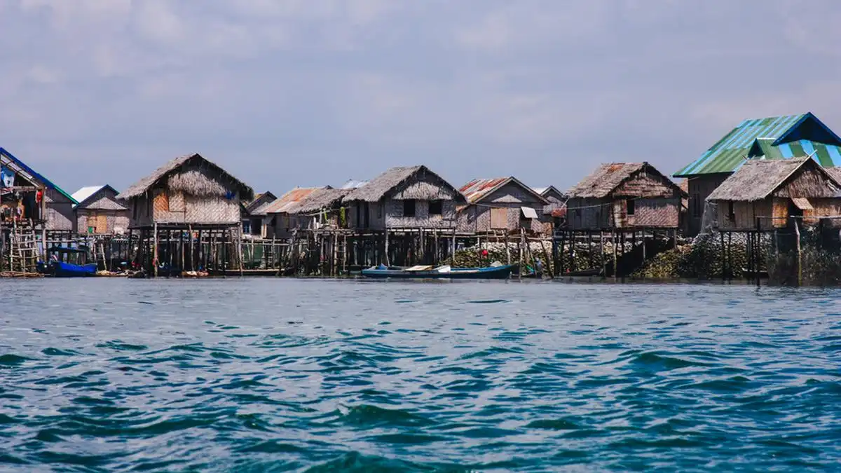Rahasia Rumah Panggung Suku Bajo: Konstruksi Kayu yang Antikorosi dan Tahan Goncangan