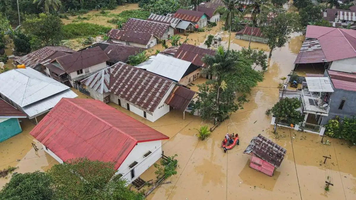 Jalan Martandu Lumpuh, Ditlantas Polda Sultra Alihkan Arus Lalu Lintas Kendari