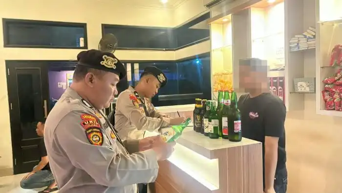 Razia Kafe di Kajen Pekalongan, Sat Samapta Sita 22 Botol Miras Tanpa Izin