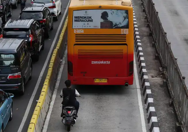 Pemotor Tanpa Pelat Nomor Dimintai Pertanggungjawaban Usai Diduga Serempet Bus TransJakarta
