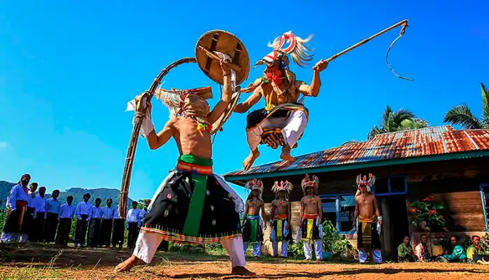 Tari Caci Tradisi Adu Ketangkasan yang Mengikat Persaudaraan di Tanah Manggarai