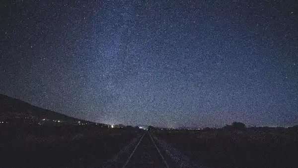Rahasia Langit Malam: Logika Sains di Balik Bintang yang Berkelap-kelip vs Planet yang Tenang