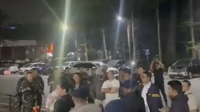 Polda Metro Jaya Dikepung Rantis Brimob Usai 50 Pria Berambut Cepak Geruduk Markas Saat Subuh