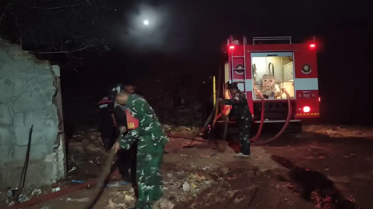 Kebakaran Lahan Bekas Penampungan Sampah TPA Randukuning Batang Dipadamkan Berjam-jam