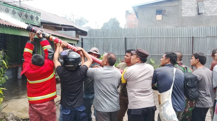 Aksi Heroik Warga Silih Nara Bahu-Membahu Bantu Damkar Padamkan Api