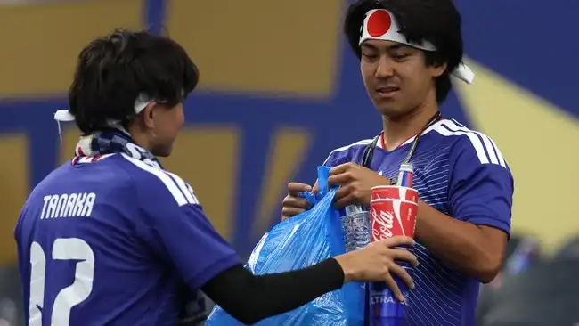 Suporter Jepang Kembali Tuai Pujian Usai Bersihkan Stadion Seusai Pertandingan