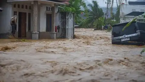 Banjir Bandang Terjang Padang Usai Hujan Deras: Belasan Warga Terjebak di Loteng Rumah, Jalan Utama Lumpuh Total
