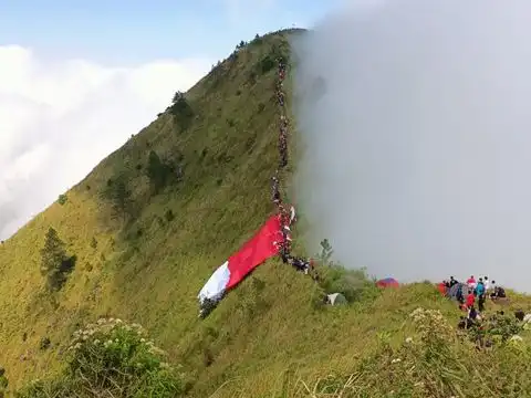 Kabut Tak Halangi Semangat Kemerdekaan, Bendera Merah Putih Raksasa Dibentangkan di Gunung Andong