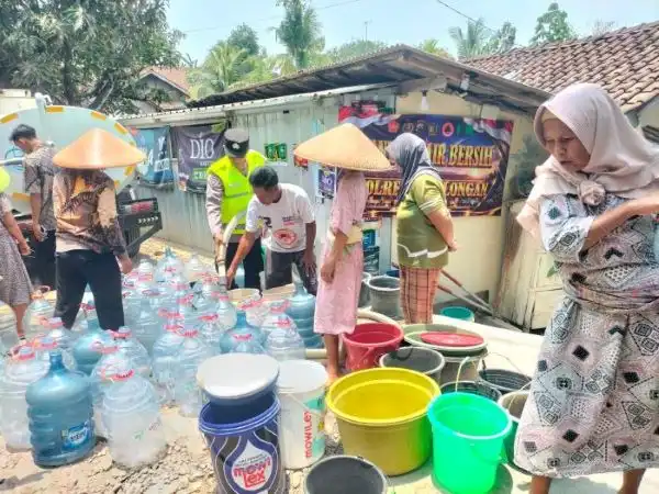 Tanggap Krisis Kemarau, Polres Pekalongan Salurkan Bantuan Air Bersih ke Desa Ujungnegoro