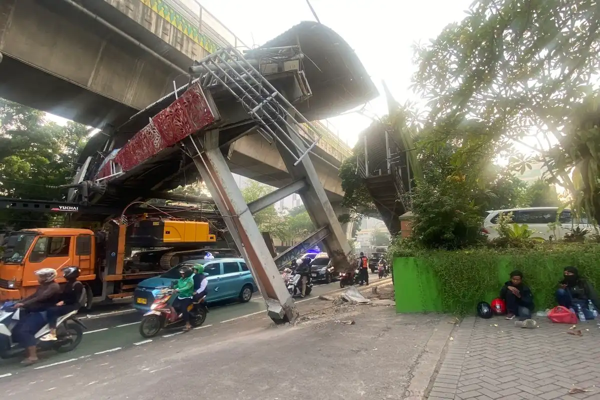 JPO Tendean Jaksel Retak dan Terpisah Usai Ditabrak Truk, Pemerintah Putuskan Bongkar Total!
