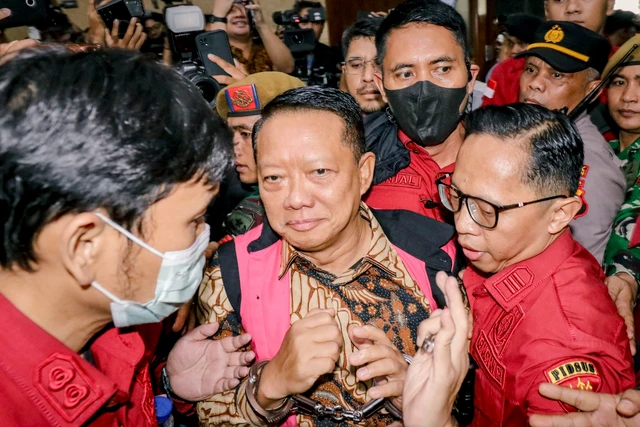 Terkuak Modus Pencucian Uang Eks Jampidsus Febrie: Beli Resto Prancis Hingga Bisnis Ayam!
