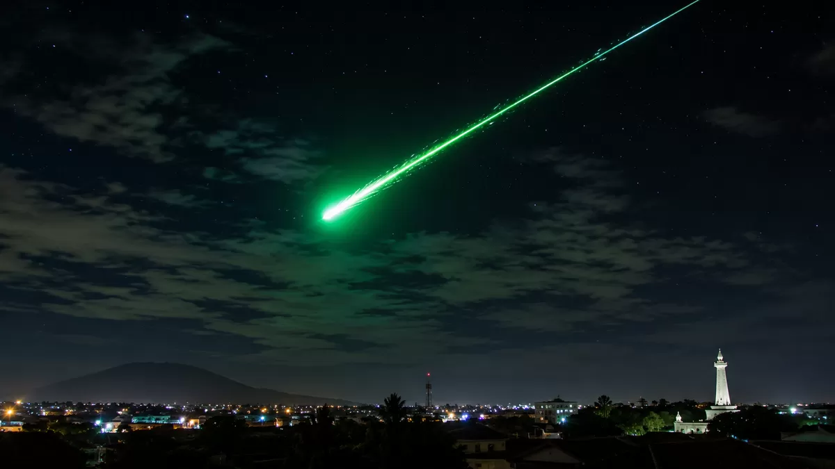 Bukan Sekadar Kilatan Hijau: Misteri Ukuran dan Asal-usul Meteor Raksasa yang Membelah Langit Jawa