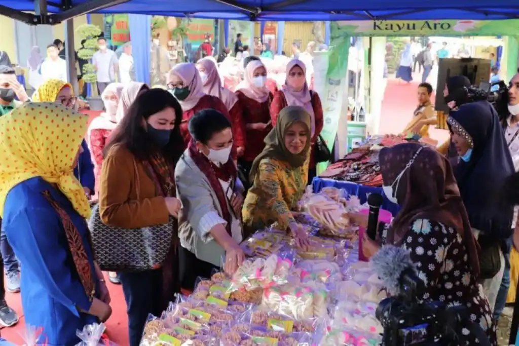 Menikmati Kehangatan Tradisi Berbagi Makanan Gratis Saat Agustusan di Pekalongan