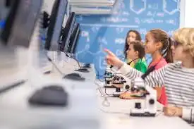 Menjelajahi Pendidikan 4.0 Saat Kecerdasan Buatan dan Metaverse Meruntuhkan Batas Dinding Ruang Kelas