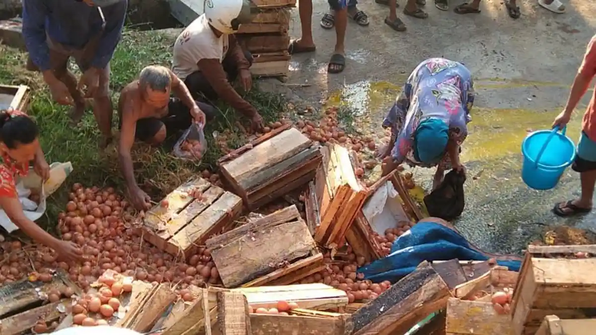 Mobil Pengangkut Telur Terguling di Purbalingga, Pemilik Harap Warga Kembalikan Telur yang Diambil