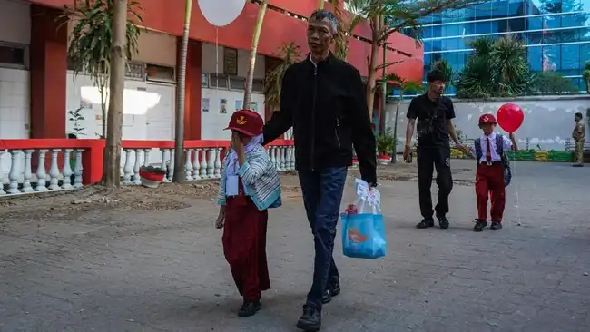 Dukung Hari Pertama Sekolah, ASN Kini Bisa WFH Demi Antar Anak Masuk Tahun Ajaran Baru!