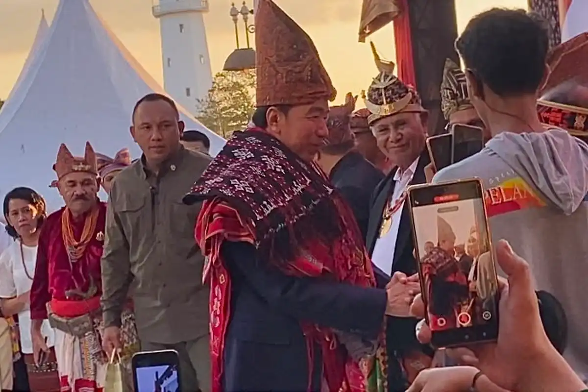  Jokowi Terima Gelar Saudara Raja Timor dan Pimpin Konsolidasi PSI NTT Menuju 2029