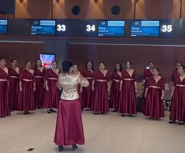 Gagal Tampil di Pesparawi Nasional, Kontingen Paduan Suara Wanita Kepri Nyanyikan Semangat di Bandara Soekarno-Hatta