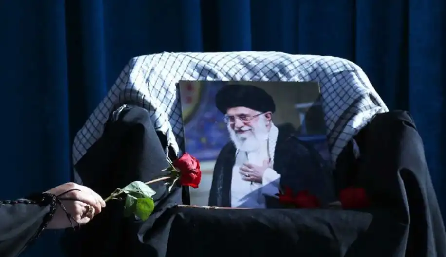 Lawan Cuaca Super Panas, Jutaan Warga Iran Tetap Padati Pemakaman Ayatollah Ali Khamenei