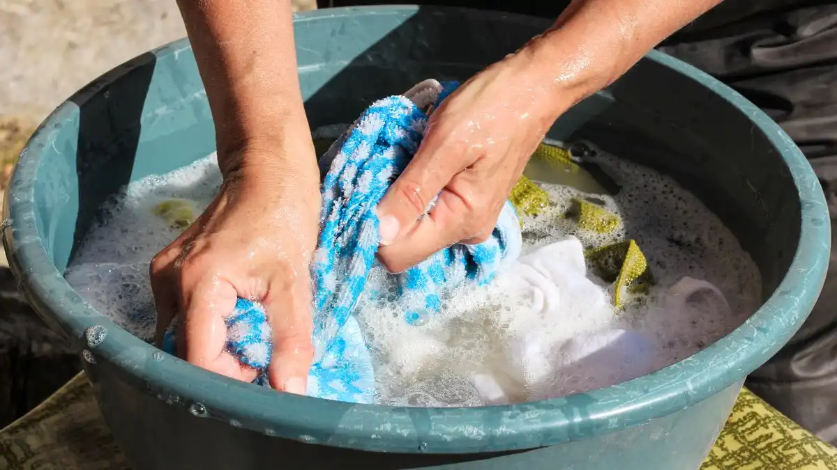 Optimalisasi Suhu Cuci untuk Berbagai Jenis Tekstil serta Strategi Merawat Pakaian Sensitif agar Tidak Mengalami Deformasi