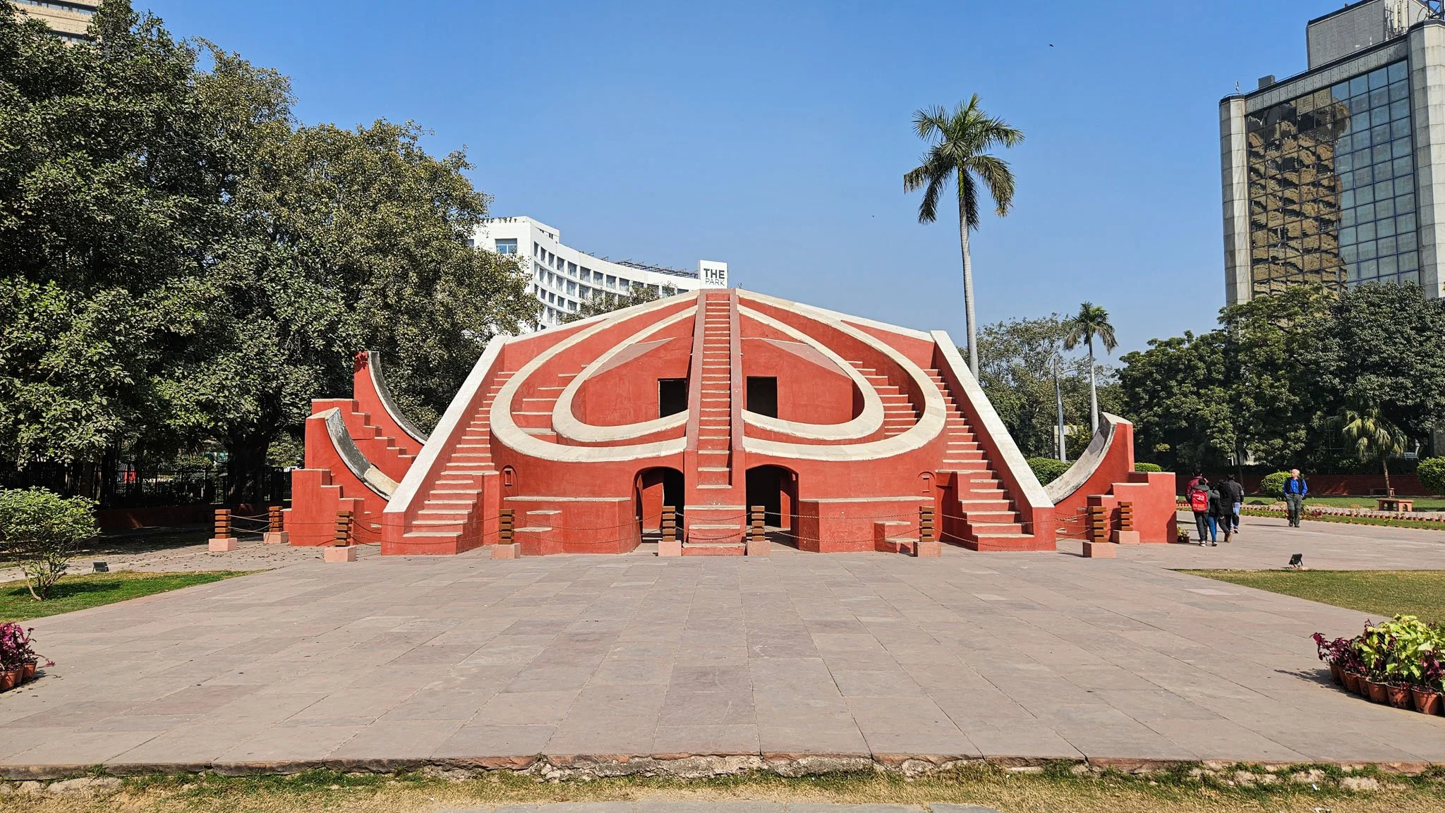 Bukan Sekadar Monumen, Inilah Jam Matahari Raksasa yang Bisa Hitung Waktu Hingga Detik!