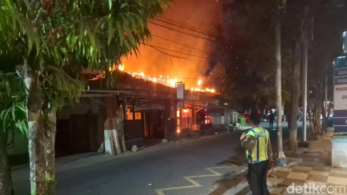 Tengah Malam Dilalap Api, Rumah Makan di Bintoro Demak Hangus Terbakar