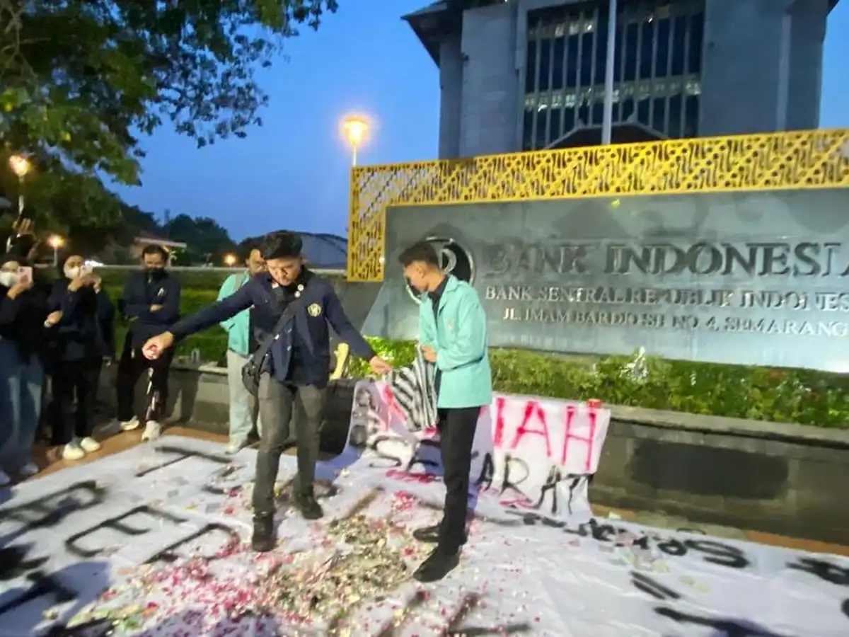 Satu Dolar Tembus Rp18.000, Mahasiswa Solo dan Semarang Gelar Demo Bakar Uang Mainan!