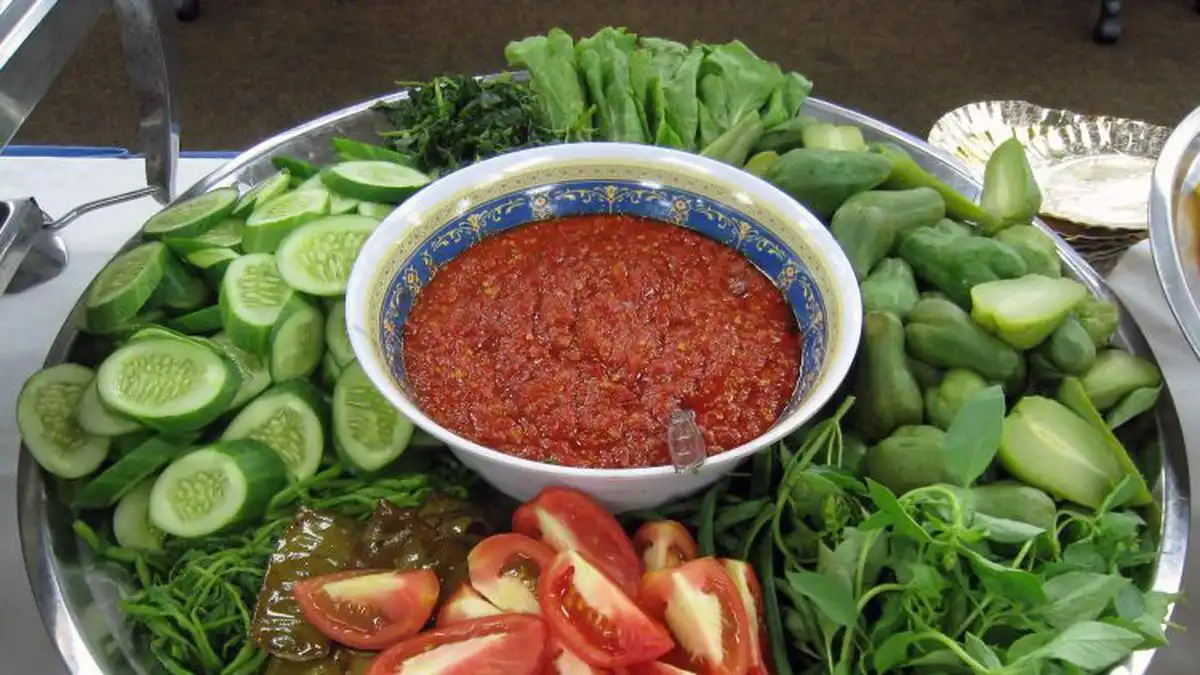 Bukan Cuma Pelengkap Sambal, Ini 5 Filosofi Mendalam di Balik Tradisi Lalapan Sunda!