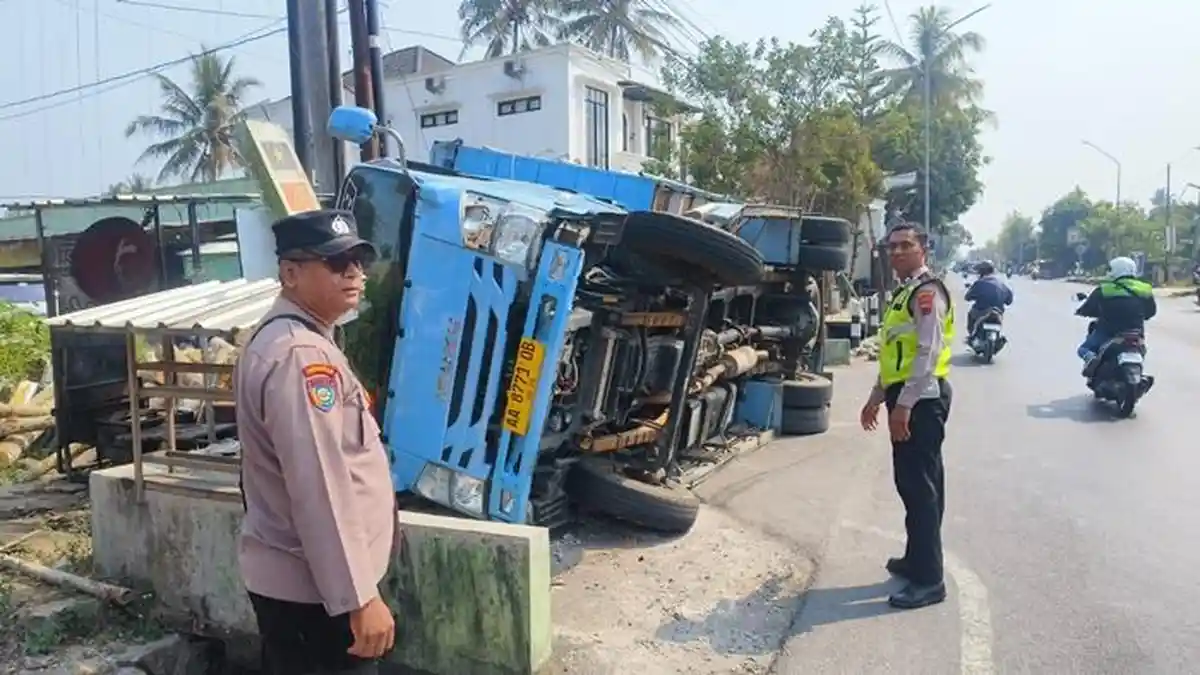 Gagal Salip Kendaraan, Truk Isuzu Sundul Honda Supra di Jalan Palbapang-Mendut Magelang
