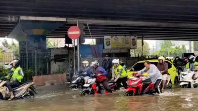 Puri Kembangan Macet Total, Polisi Alihkan Arus Kendaraan Imbas Sisa Banjir Jakarta