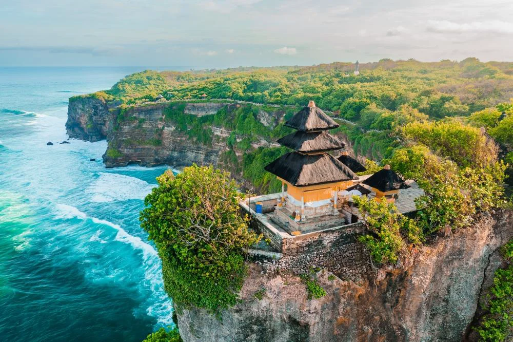 Surga Para Surfer! Ini Rahasia Sains di Balik Ombak Raksasa Uluwatu yang Mendunia