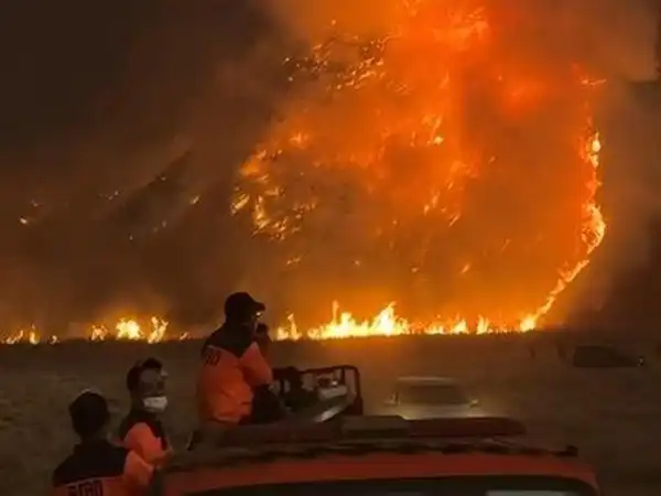 Kebakaran Gunung Bromo Kian Meluas, Wisata Ditutup Total dan Helikopter Water Bombing Dikerahkan!  