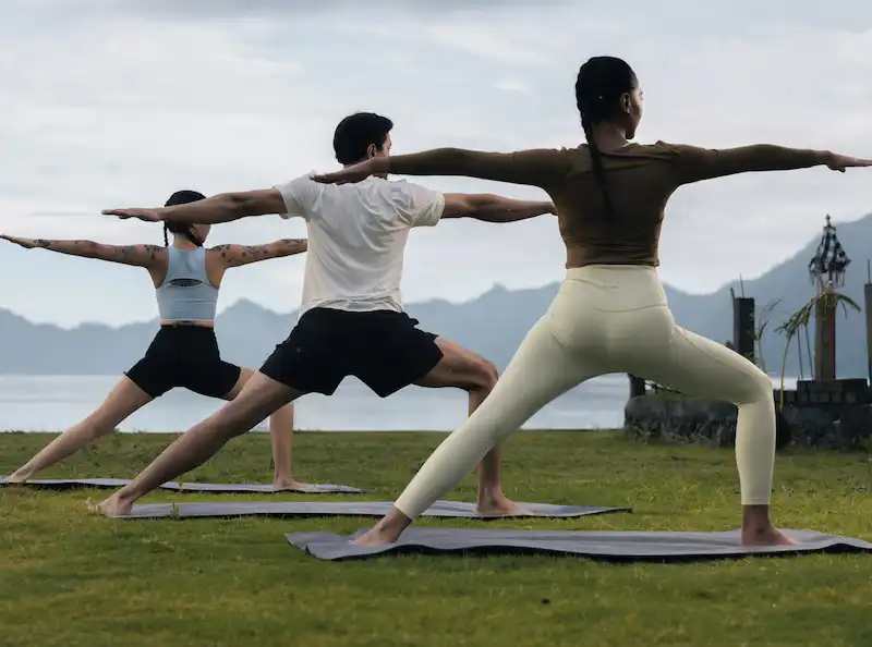 Aktivitas Fisik Tanpa Beban Berat: Mengapa Yoga dan Berenang Ideal untuk Kesehatan Sendi Pasien Autoimun