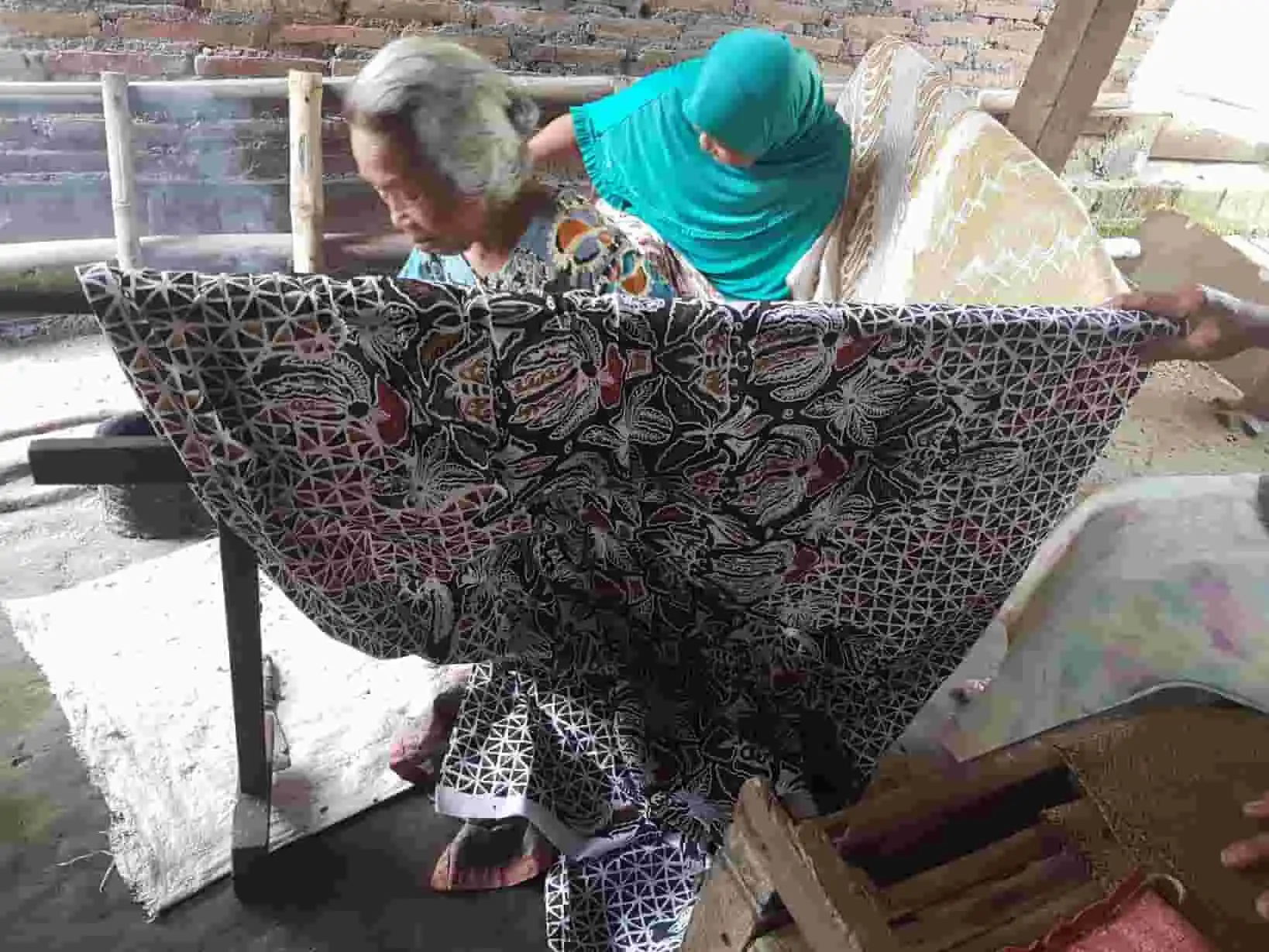Bukan Cuma Nyanting, Ini Rantai Profesi Spesialis di Pekalongan yang Bikin Industri Batik Tetap Hidup