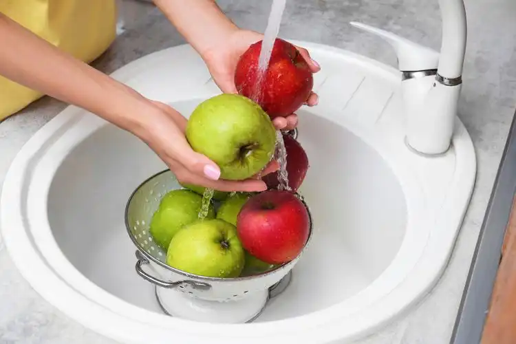 Bukan Cuma Bilas Air! Ini Cara Benar Mencuci Buah Agar Bersih dari Pestisida