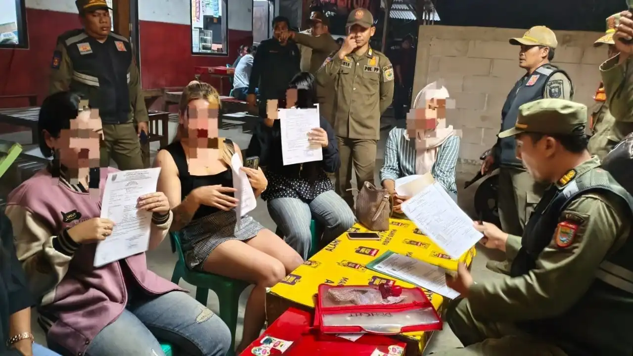 Razia Masif Pekat di Batang: Petugas Segel Kedai Karaoke dan Sasar Tempat Prostitusi