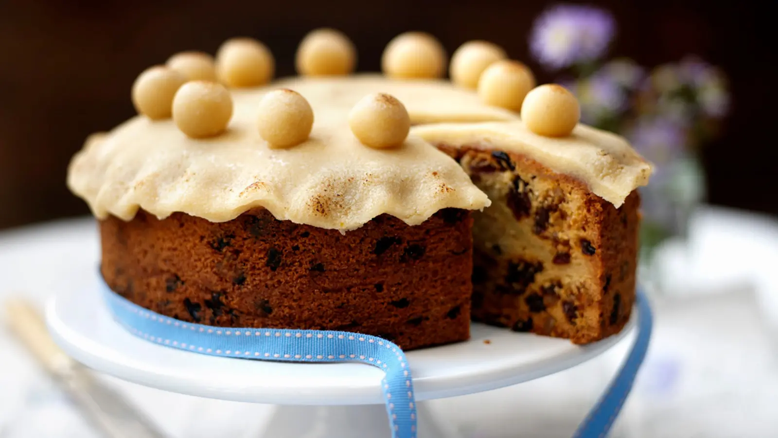 Simnel Cake: Mengapa Kue Ini Memiliki 11 Bola Marzipan di Atasnya?