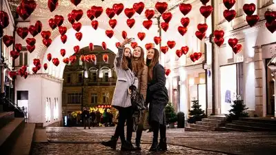 Gak Melulu Bunga, Ini Tradisi Valentine Paling Romantis di Dunia, Kamu Mau Coba yang Mana?