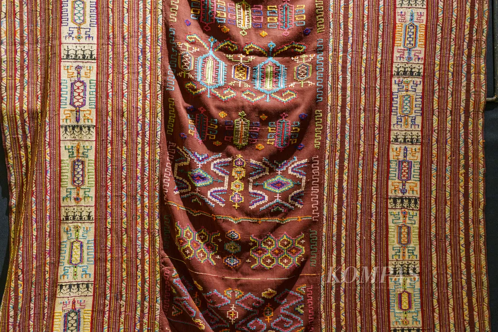 Tenun Tais sebagai Simbolisme Warna (Merah, Hitam, Kuning) sebagai Representasi Sejarah Perjuangan Bangsa