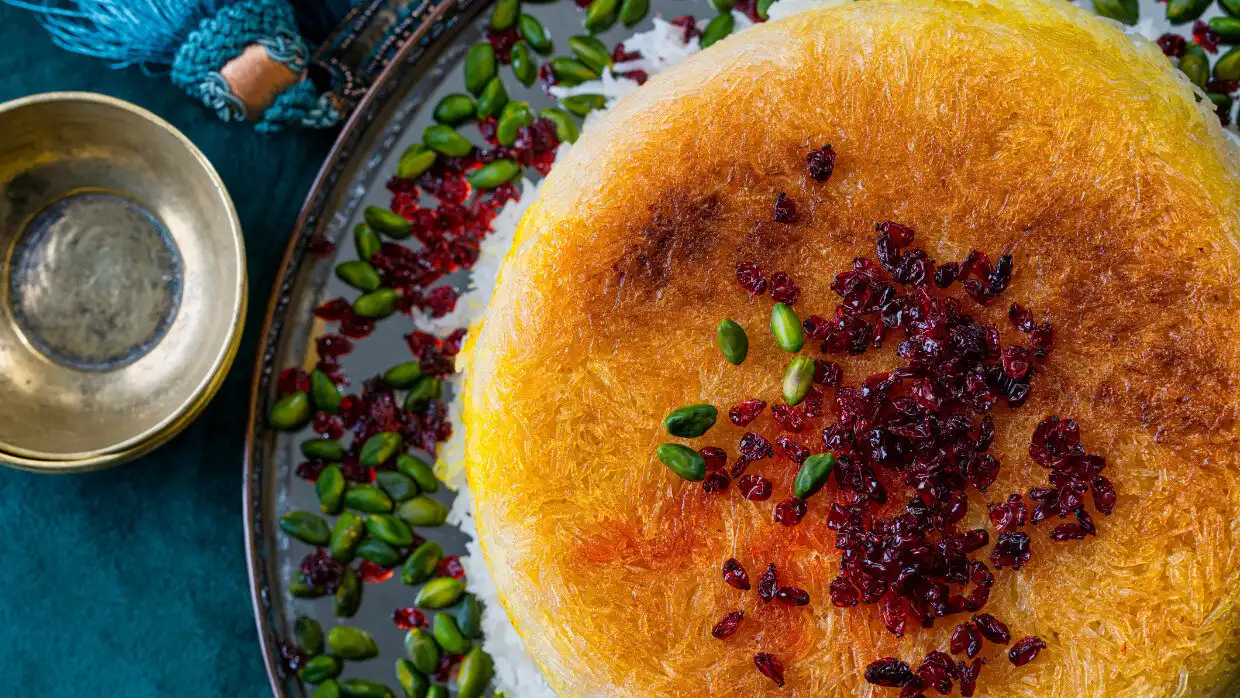 Seni Menciptakan Kerak Nasi Emas yang Paling Diperebutkan dalam Jamuan Persia