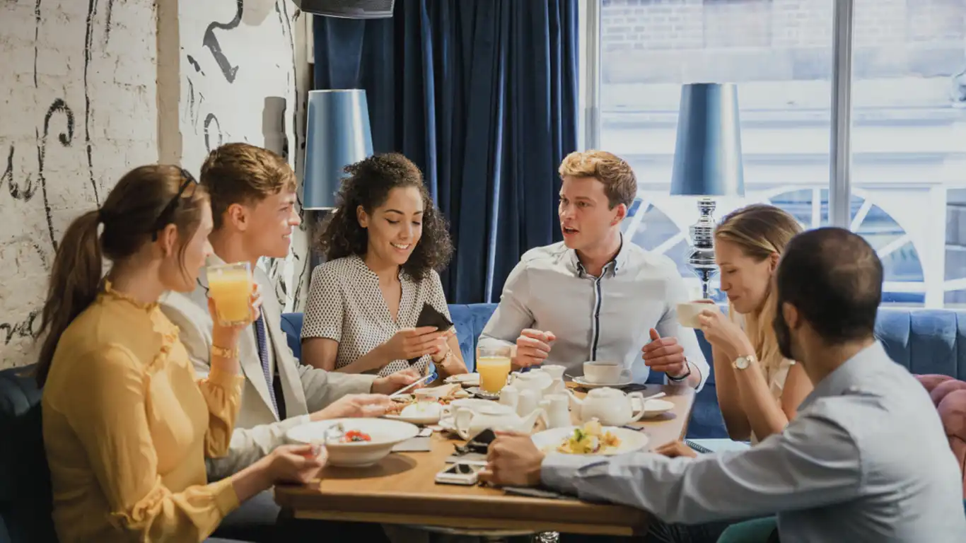 Awas "Social Hangover"! Ini Caranya Tetap Tenang Pas Ketemu Banyak Orang di Akhir Pekan