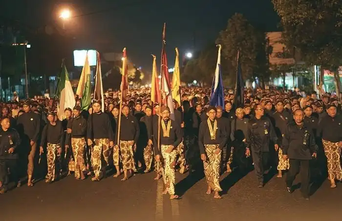 Berjalan dalam Keheningan, Mengenal Makna Ritual 'Tapa Bisu Mubeng Beteng' di Yogyakarta