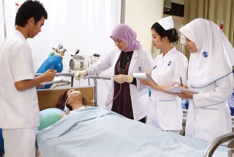 Perbedaan Perawat Vokasi dan Profesi (Ners): Memahami Jalur Pendidikan Keperawatan di Indonesia
