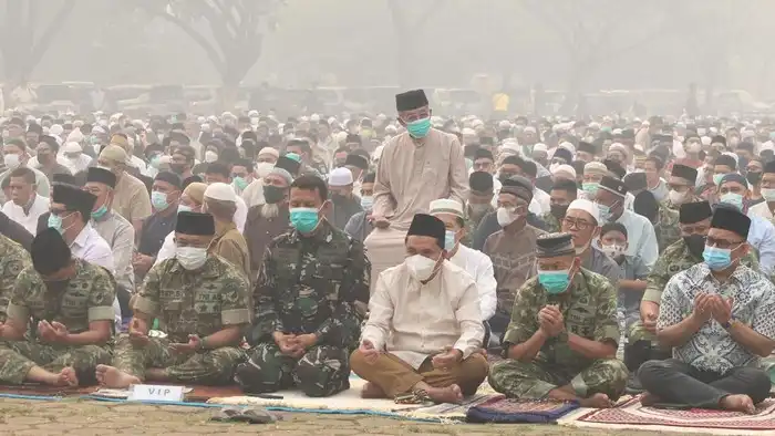 Kabut Asap Karhutla Kepung Pontianak, Ribuan Warga Gelar Salat Istisqa Memohon Hujan