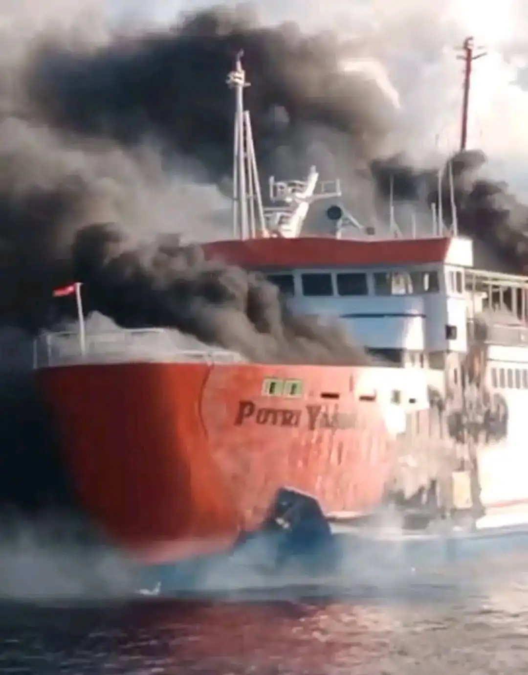 KMP Putri Yasmin Terbakar di Selat Lombok, 131 Penumpang dan Awak Dievakuasi