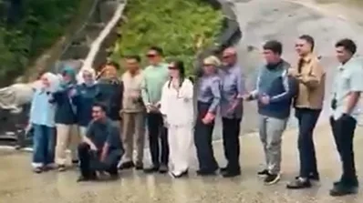 Hanya Demi Foto, Rombongan Mobil Mewah Berhenti di Sitinjau Lauik, Polisi Pengawal Kini Diperiksa