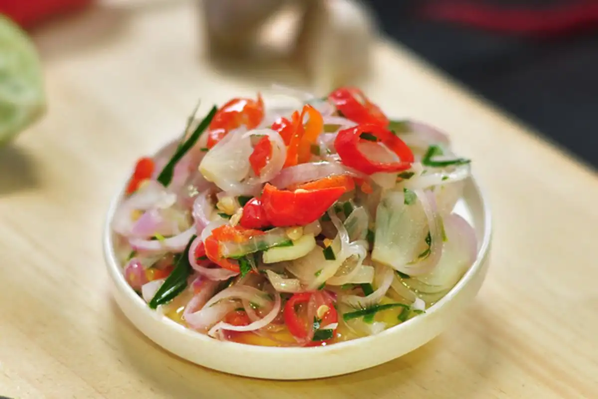 Gak Cuma Mentah! Ini Alasan Minyak Panas Bikin Sambal Matah Wangi Banget