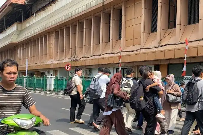 Siapa yang Harus Mengalah di Zebra Cross? Ini Aturan Hukum Hak Pejalan Kaki!