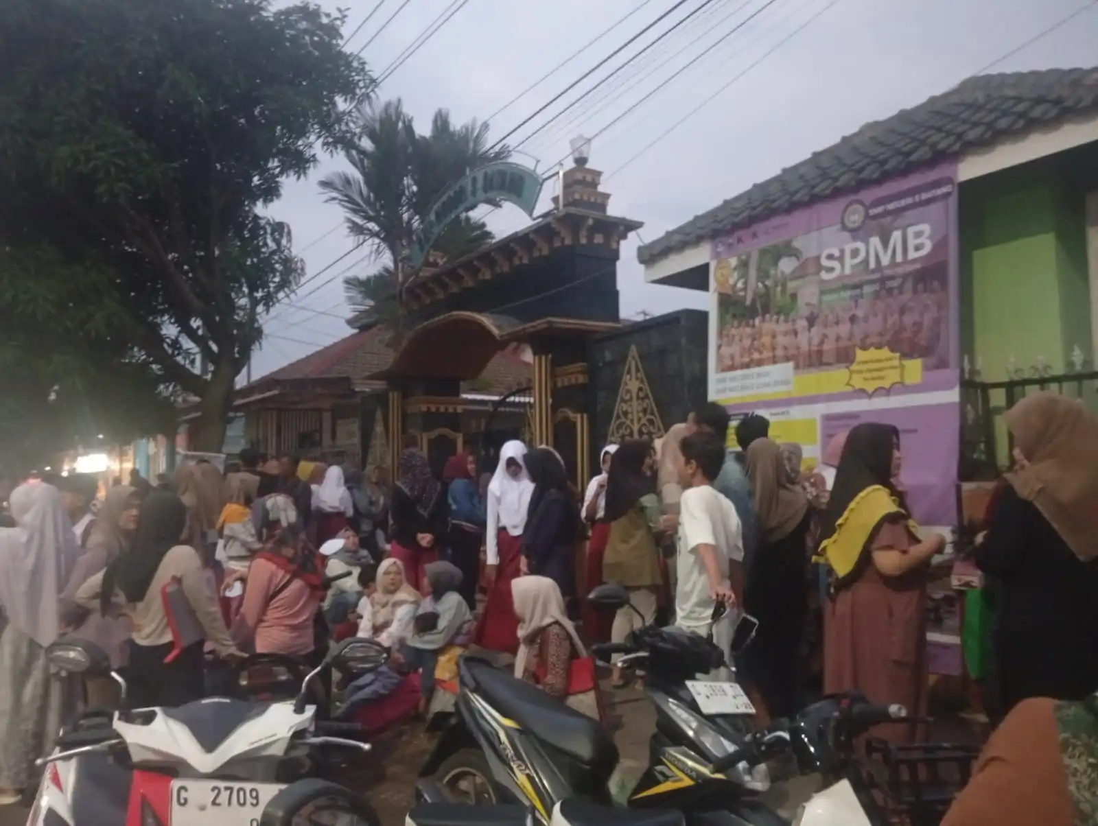 SMPN 5 Batang Jadi Sekolah dengan Pendaftar Terbanyak, Warga Antre Sejak Jam 3 Pagi