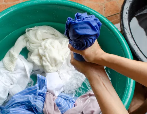 Apek dan Menyengat? Ini 5 Cara Hilangkan Bau Asap Panggangan di Baju Kantormu